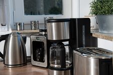 Hochwertige Markengeräte sind in unserer Küche Standart. Wir haben eine Mikrowelle, einen Wasserkocher, einen Kaffeeautomaten für Filterkaffe und einen extra Kaffeeautomaten mit einem separaten Kaffeemahlwerk. Ebenso einen Toaster und div. andere. Hochwertige Markengeräte sind in unserer Küche Standart. Wir haben eine Mikrowelle, einen Wasserkocher, einen Kaffeeautomaten für Filterkaffe und einen extra Kaffeeautomaten mit einem separaten Kaffeemahlwerk. Ebenso einen Toaster und div. andere.