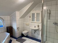 Badezimmer mit Toilette Dusche Badewanne Badezimmer mit Toilette Dusche Badewanne