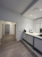 Helle Räume mit durchgängigem Laminatboden & hoher Decke – gepflegtes Wohnambiente Helle Räume mit durchgängigem Laminatboden & hoher Decke – gepflegtes Wohnambiente