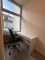 Komfortabler Arbeitsplatz mit ergonomischem Bürostuhl und viel Ablagefläche Komfortabler Arbeitsplatz mit ergonomischem Bürostuhl und viel Ablagefläche