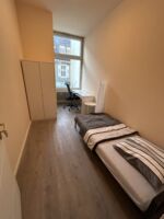 Helles Einzelzimmer mit großem Fenster und angenehmer Raumhöhe Helles Einzelzimmer mit großem Fenster und angenehmer Raumhöhe