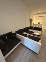 Modernes Wohnzimmer mit großem Sofa & 60-Zoll-TV – ideal zum Entspannen nach der Arbeit Modernes Wohnzimmer mit großem Sofa & 60-Zoll-TV – ideal zum Entspannen nach der Arbeit