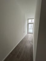 Heller Flur mit Tageslicht – hochwertiger Bodenbelag & klare Linien im Design Heller Flur mit Tageslicht – hochwertiger Bodenbelag & klare Linien im Design