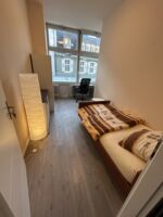 Lichtdurchflutetes Einzelzimmer mit großzügigem Fenster & hochwertigem Bodenbelag Lichtdurchflutetes Einzelzimmer mit großzügigem Fenster & hochwertigem Bodenbelag