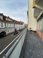 Zwei Balkone bieten genug Platz für alle Zwei Balkone bieten genug Platz für alle