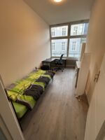 Ruhiges Einzelzimmer mit hochwertigem Bett, Schreibtisch und Kleiderschrank Ruhiges Einzelzimmer mit hochwertigem Bett, Schreibtisch und Kleiderschrank