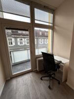 Schreibtisch mit komfortablem Bürostuhl – ideal für Notizen & Pausen Schreibtisch mit komfortablem Bürostuhl – ideal für Notizen & Pausen