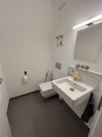 Separates Gäste-WC mit modernem Waschplatz – ideal bei voller Belegung Separates Gäste-WC mit modernem Waschplatz – ideal bei voller Belegung