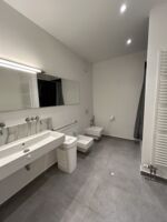 Hochwertig saniertes Badezimmer mit bodentiefer Dusche und großzügigem Spiegel Hochwertig saniertes Badezimmer mit bodentiefer Dusche und großzügigem Spiegel