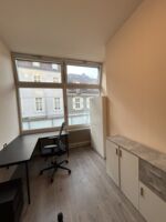 Schreibtischecke mit bequemer Sitzgelegenheit und Stehlampe – ideal zum Arbeiten Schreibtischecke mit bequemer Sitzgelegenheit und Stehlampe – ideal zum Arbeiten