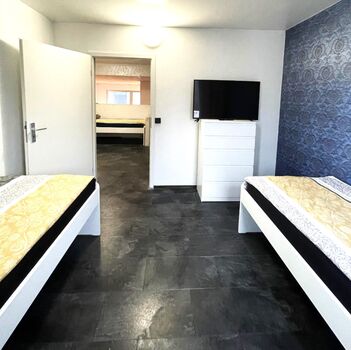 Helles Schlafzimmer mit komfortablem Bett, Sitzecke und modernem Design – ideal für lange Aufenthalte. #VonVImmoServiceUG #Schlafzimmer #KomfortabelWohnen #Lichtdurchflutet #Entspannen #Duisburg Helles Schlafzimmer mit komfortablem Bett, Sitzecke und modernem Design – ideal für lange Aufenthalte. #VonVImmoServiceUG #Schlafzimmer #KomfortabelWohnen #Lichtdurchflutet #Entspannen #Duisburg