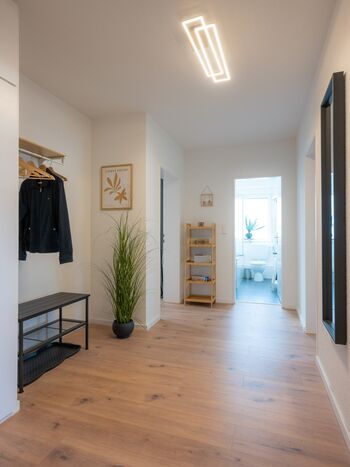 Wohnungsflur mit Garderobe und Ganzkörperspiegel Wohnungsflur mit Garderobe und Ganzkörperspiegel