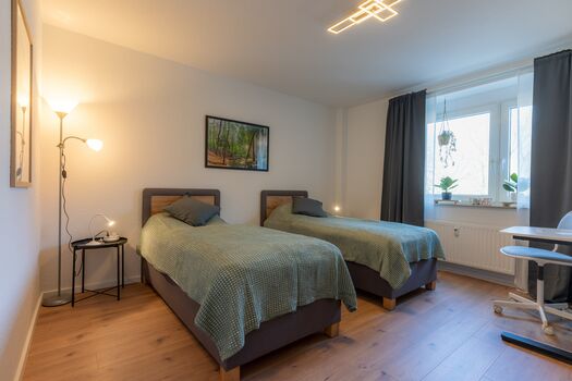 Schlafzimmer 1 mit zwei getrennten Betten und Schreibtisch Schlafzimmer 1 mit zwei getrennten Betten und Schreibtisch