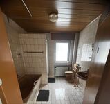 Badezimmer mit Dusche und Badewanne Badezimmer mit Dusche und Badewanne