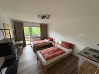 Wohnung 2: Zimmer mit Kochnische und Balkon Wohnung 2: Zimmer mit Kochnische und Balkon