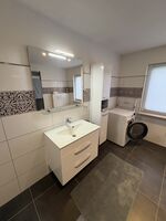 Wohnung 1: Bad mit Waschmaschine Wohnung 1: Bad mit Waschmaschine