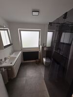 Wohnung 2: Bad mit Doppelwaschbecken und Dusche Wohnung 2: Bad mit Doppelwaschbecken und Dusche