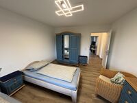 Wohnung 2: Zimmer mit Kleiderschrank Wohnung 2: Zimmer mit Kleiderschrank