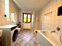 Bad mit Dusche und Badewanne Bad mit Dusche und Badewanne