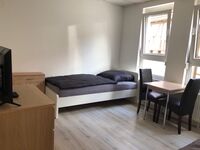 Helle, geräumige Zimmer mit hochwertigen Betten und Fernseher in jedem Zimmer Helle, geräumige Zimmer mit hochwertigen Betten und Fernseher in jedem Zimmer