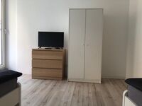 Fernseher und Kleiderschrank in jedem Zimmer Fernseher und Kleiderschrank in jedem Zimmer