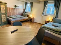 5: 2 Zimmer Familien Apartment für bis zu 4 Personen: Wohnzimmer mit 2 Einzelbetten 5: 2 Zimmer Familien Apartment für bis zu 4 Personen: Wohnzimmer mit 2 Einzelbetten