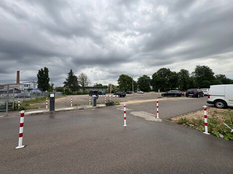 30 Parkplätze Für PKW,Transporter, LKW 30 Parkplätze Für PKW,Transporter, LKW