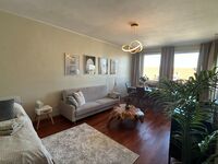 Wohnzimmer mit Schlafsofa und Doppelbett Wohnzimmer mit Schlafsofa und Doppelbett