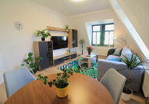 großes Wohnzimmer mit 50Zoll Smart TV in 4K und bequemer Schlafcouch für 2 Personen großes Wohnzimmer mit 50Zoll Smart TV in 4K und bequemer Schlafcouch für 2 Personen