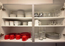 Teller, Tassen,Gläser, Schüsseln alles ausreichend vorhanden Teller, Tassen,Gläser, Schüsseln alles ausreichend vorhanden