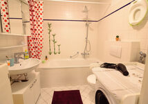 Bad mit Badewanne und Regendusche inkl. Waschmaschine mit Wäschetrocknerfunktion Bad mit Badewanne und Regendusche inkl. Waschmaschine mit Wäschetrocknerfunktion