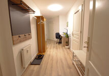 Flur und Eingangsbereich mit genügend Platz um seine Sachen aufzuhängen Flur und Eingangsbereich mit genügend Platz um seine Sachen aufzuhängen