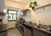 Voll ausgestattete Einbauküche mit allen Geräten wie Geschirrspühler, Elektroherd mit Ceranfeld Toaster, Kaffeemaschine, Wasserkocher, Kühlschrank mit Frostfach und Microwelle Voll ausgestattete Einbauküche mit allen Geräten wie Geschirrspühler, Elektroherd mit Ceranfeld Toaster, Kaffeemaschine, Wasserkocher, Kühlschrank mit Frostfach und Microwelle