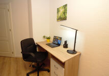 Homeoffice Arbeitsplatz mit Schreibtisch, LED Lampe und Bürostuhl (Laptop nur Deko :-) Homeoffice Arbeitsplatz mit Schreibtisch, LED Lampe und Bürostuhl (Laptop nur Deko :-)