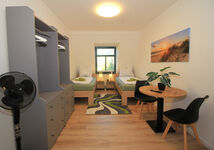 Esstisch für zwei Personen inkl Standventilator und für jeden Gast ein Kleiderschrank mit Schubfächern Esstisch für zwei Personen inkl Standventilator und für jeden Gast ein Kleiderschrank mit Schubfächern