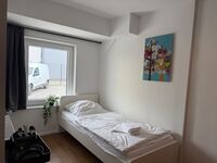 Moderne Einzel - und Doppelzimmer mit eigenem Bad und Gemeinschaftsküche Bild 1 Moderne Einzel - und Doppelzimmer mit eigenem Bad und Gemeinschaftsküche Bild 1