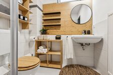 Komfortables Badeszimmer mit Dusche und WC Komfortables Badeszimmer mit Dusche und WC