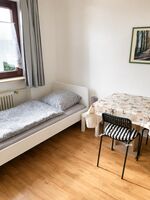Einzelbett mit Tisch Einzelbett mit Tisch