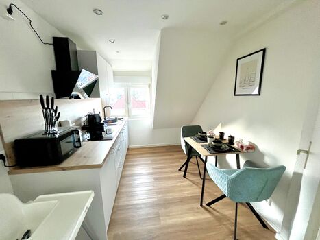 Küche mit allen Elektrogeräten, außerdem große Sitzecke im Wohnzimmer (kein Bild) Küche mit allen Elektrogeräten, außerdem große Sitzecke im Wohnzimmer (kein Bild)