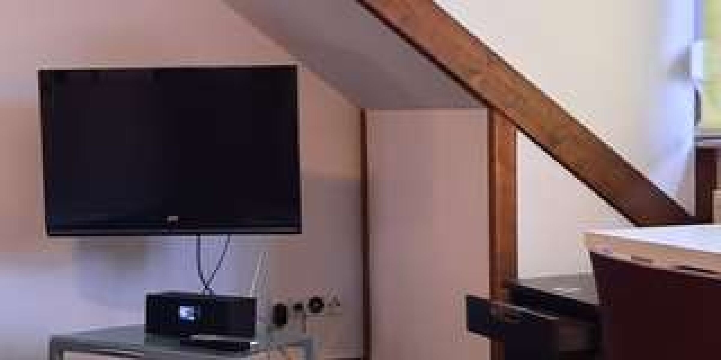Fernseher, vom Sofa und vom Bett aus zu sehen Fernseher, vom Sofa und vom Bett aus zu sehen