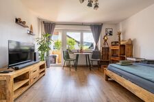Wohnraum mit Doppelbett und Smart-TV Wohnraum mit Doppelbett und Smart-TV