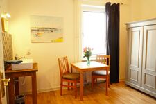 Schlafzimmer 3 - Waschbecken, Sitzecke und Schrank Schlafzimmer 3 - Waschbecken, Sitzecke und Schrank