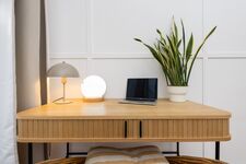 Arbeitstisch und schnelles Internet Arbeitstisch und schnelles Internet