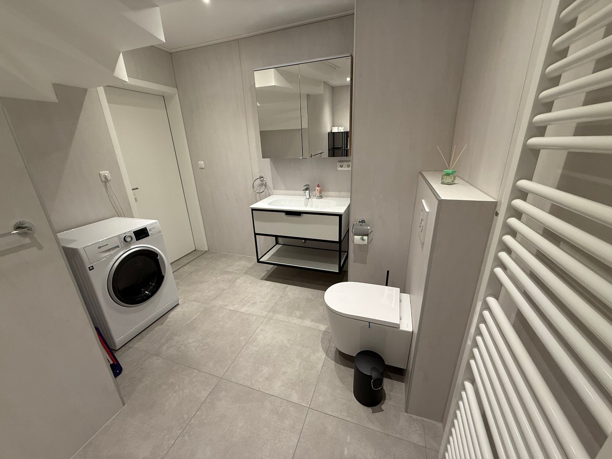 Das Bad ist nagelneu mit Dusche und Kombi-Wäschetrockner. Handtücher sind in ausreichender Menge vorhanden. Das Bad ist nagelneu mit Dusche und Kombi-Wäschetrockner. Handtücher sind in ausreichender Menge vorhanden.