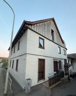 Der Eingang ist auf der rechten Seite des Gebäudes, dort wo das Geländer ist. Geöffnet wird die Türe über einen Schlüssel aus der Schlüsselbox. Der Eingang ist auf der rechten Seite des Gebäudes, dort wo das Geländer ist. Geöffnet wird die Türe über einen Schlüssel aus der Schlüsselbox.