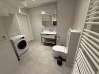 Das Bad ist nagelneu mit Dusche und Kombi-Wäschetrockner. Handtücher sind in ausreichender Menge vorhanden. Das Bad ist nagelneu mit Dusche und Kombi-Wäschetrockner. Handtücher sind in ausreichender Menge vorhanden.