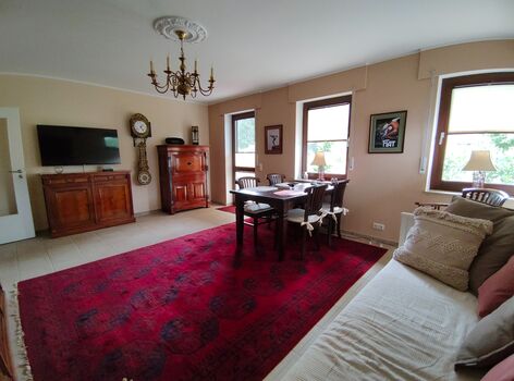 Wohnzimmer mit Schlafcouch mit zwei Ebenen Wohnzimmer mit Schlafcouch mit zwei Ebenen