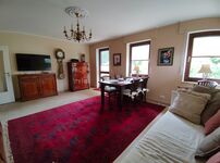 Wohnzimmer mit Schlafcouch mit zwei Ebenen Wohnzimmer mit Schlafcouch mit zwei Ebenen