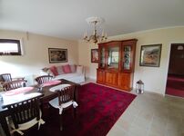 Wohnzimmer mit Schlafcouch mit zwei Ebenen Wohnzimmer mit Schlafcouch mit zwei Ebenen