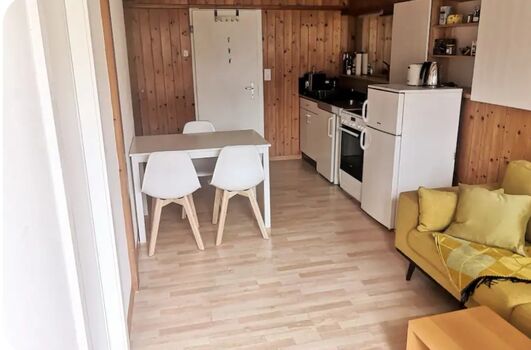 Esstisch, Küche, Türe zum Bad Esstisch, Küche, Türe zum Bad